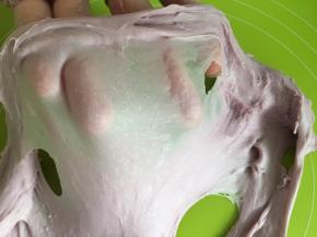 揉到做小窗测试时，可以拉出很薄的手套膜