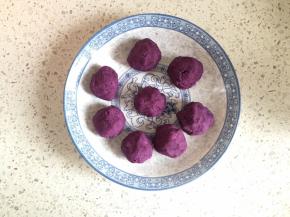 分成8个紫薯丸子