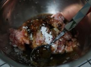 放入除葱花以外的所有调料