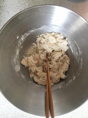 一边倒入清水一边用筷子搅拌，搅拌成棉絮状，盆内无干面粉