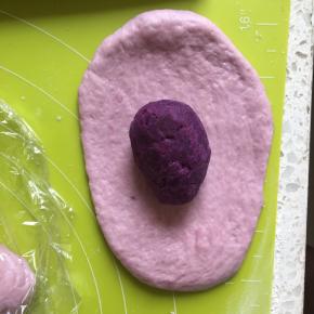 醒发好的面团，擀扁，包入紫薯泥馅