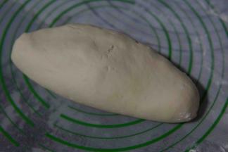 发酵好的面团拿出来揉面排气，这个也是一个体力活。