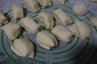 揉好的面团分成适量大小，我切的40克一个，准备包包子了