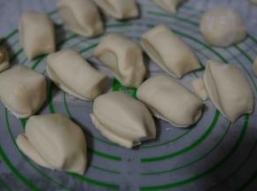 揉好的面团分成适量大小，我切的40克一个，准备包包子了
