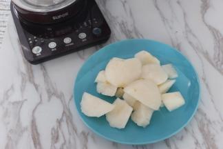 雪梨去皮切小块。