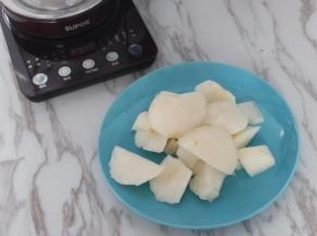 雪梨去皮切小块。
