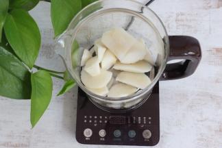 将雪梨块放入养生壶中。