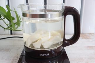 加入适量水，不要超过养生壶的最大水位线。