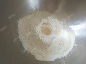 和面盆中放入面粉、奶粉、盐、酵母粉