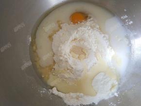 加入鸡蛋、油、水、炼乳