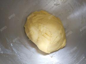 将所有食材混合，揉成光滑具有延展性的面团，盖上保鲜膜发酵一个小时左右