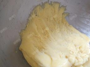 将所有食材混合，揉成光滑具有延展性的面团，盖上保鲜膜发酵一个小时左右