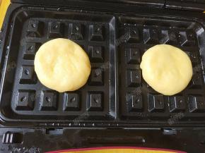 预热华夫饼机，醒发完成后放入充分预热的华夫饼机