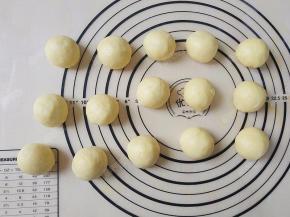 等分为25G一个的小面团，分别滚圆后盖保鲜膜醒发5-10分钟