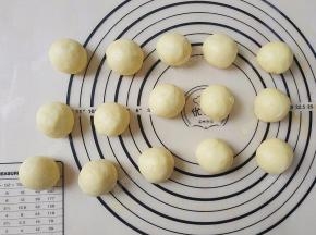 等分为25G一个的小面团，分别滚圆后盖保鲜膜醒发5-10分钟