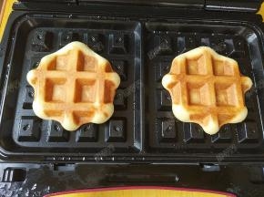 盖上盖子，约2分钟闻到香味的时候打开盖子观察，颜色如图即可出炉冷却