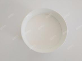 清水倒入粉中搅拌均匀后静置片刻