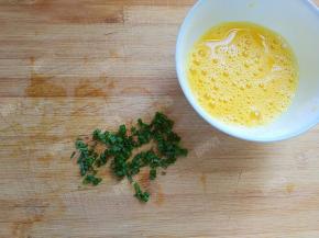 鸡蛋打散，小葱切葱花