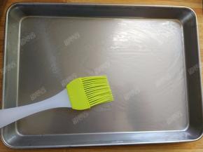 用硅胶刷在盘子中刷薄薄的一点玉米油