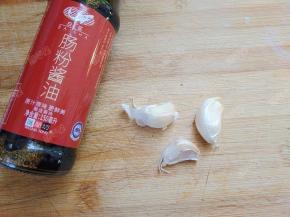 准备大蒜和肠粉酱油
