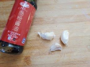 准备大蒜和肠粉酱油