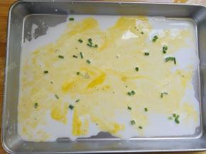 倒入一汤匙鸡蛋液，撒上葱花