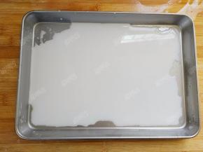 将静置的粉浆重新搅拌一下，在盘中倒入两勺粉浆，我用的是吃火锅的那种不锈钢汤勺