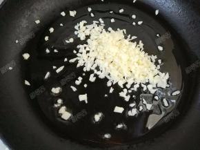 锅热油，倒入切碎的蒜粒