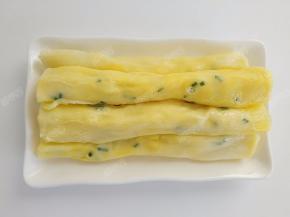 依次用完所有的粉浆，100g的肠粉专用粉，我一共做了六个鸡蛋肠粉