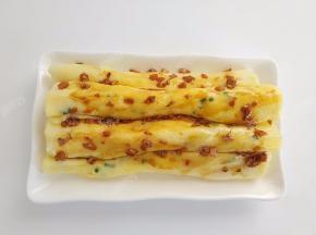肠粉摆入盘中，吃的时候淋入酱汁就可以啦