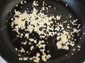 锅热油，倒入切碎的蒜粒