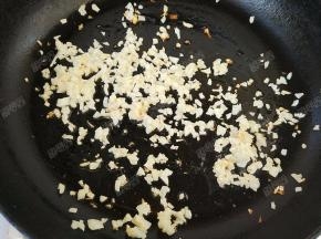 锅热油，倒入切碎的蒜粒