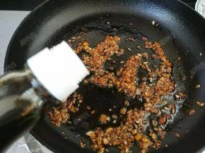 加入肠粉酱油和适量清水煮沸，酱汁就做好啦