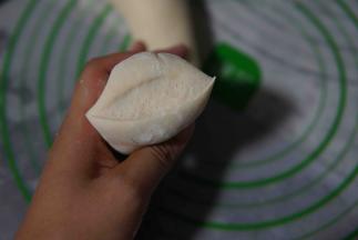 揉到面团切开没有气孔才可以哦，如图所示