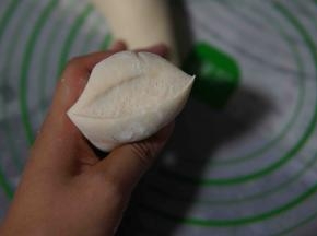 揉到面团切开没有气孔才可以哦，如图所示