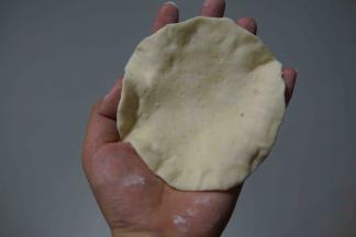 取一个面团擀圆，中间厚周围薄