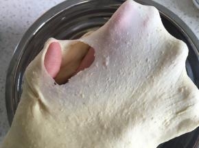 揉到面团能拉出膜，但是膜会破即可
