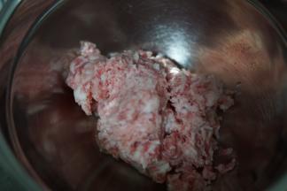 打成肉馅（手剁口感会更好）