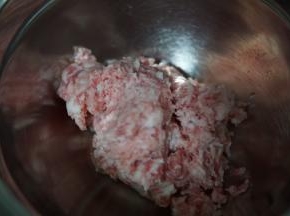 打成肉馅（手剁口感会更好）