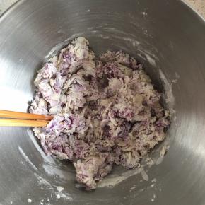 一边倒入清水一边用筷子搅拌，搅拌成棉絮状