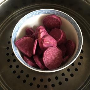 紫薯大概3个，去皮切成片上火蒸熟透