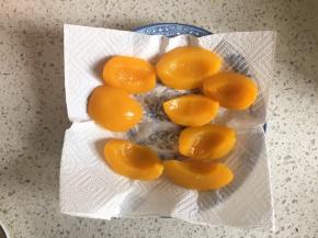 黄桃罐头里的黄桃取出来用厨房用纸吸去多余水分