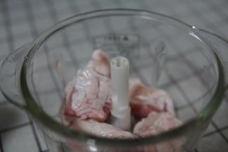 发酵的时候可以准备肉馅，我选择了绞肉机