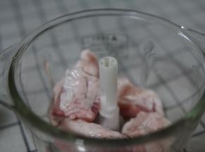 发酵的时候可以准备肉馅，我选择了绞肉机