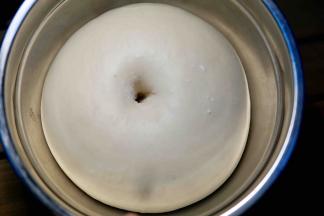 这时候面团也发酵好了，发酵到两倍大就可以了