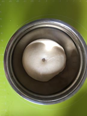 发酵1小时后，面团胀大为原来的2-2.5倍即可，用手指沾一点面粉，戳一下，不会回缩说明发酵好了