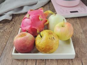 准备各种时令水果，火龙果、苹果、梨、水蜜桃、香瓜