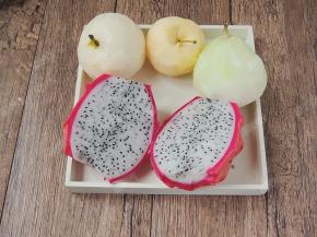 水果清洗干净，去掉果皮和果核