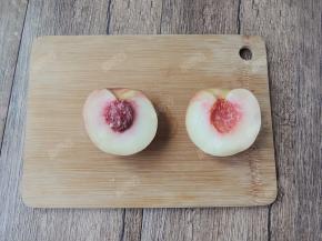 水蜜桃对切两半