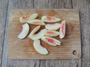 水蜜桃去掉果核对切成块